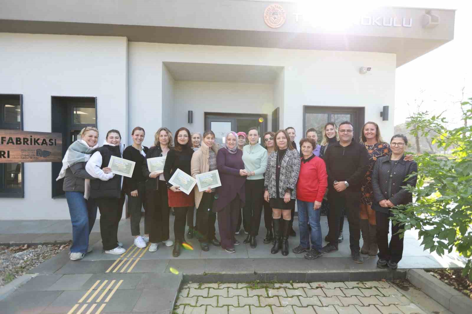 Selçuk’ta kursiyerler sertifikalarını Başkan Sengel’den aldı