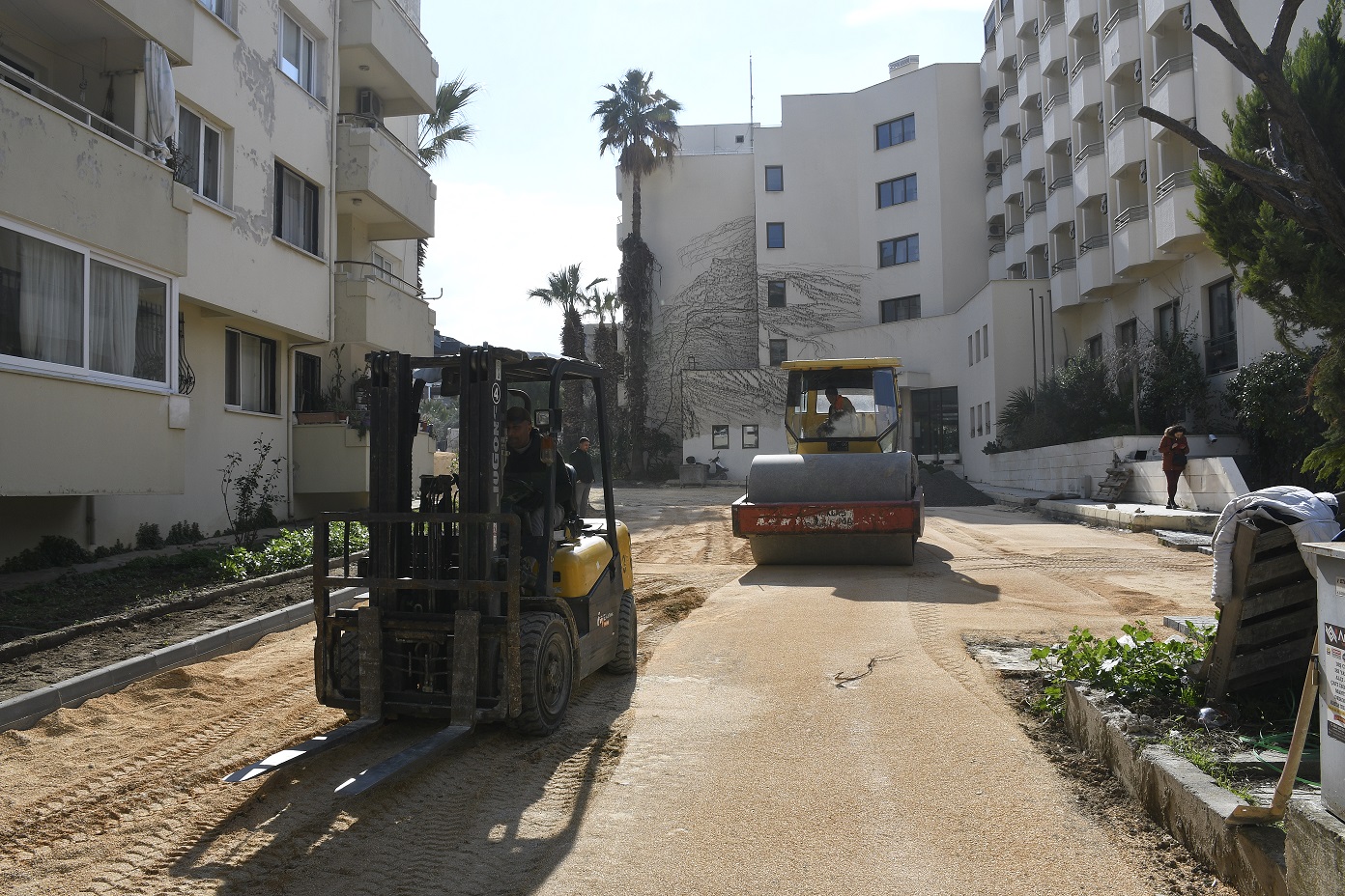 Kuşadası’nda yol yapım çalışmaları Kirazlı yolu ile sürüyor