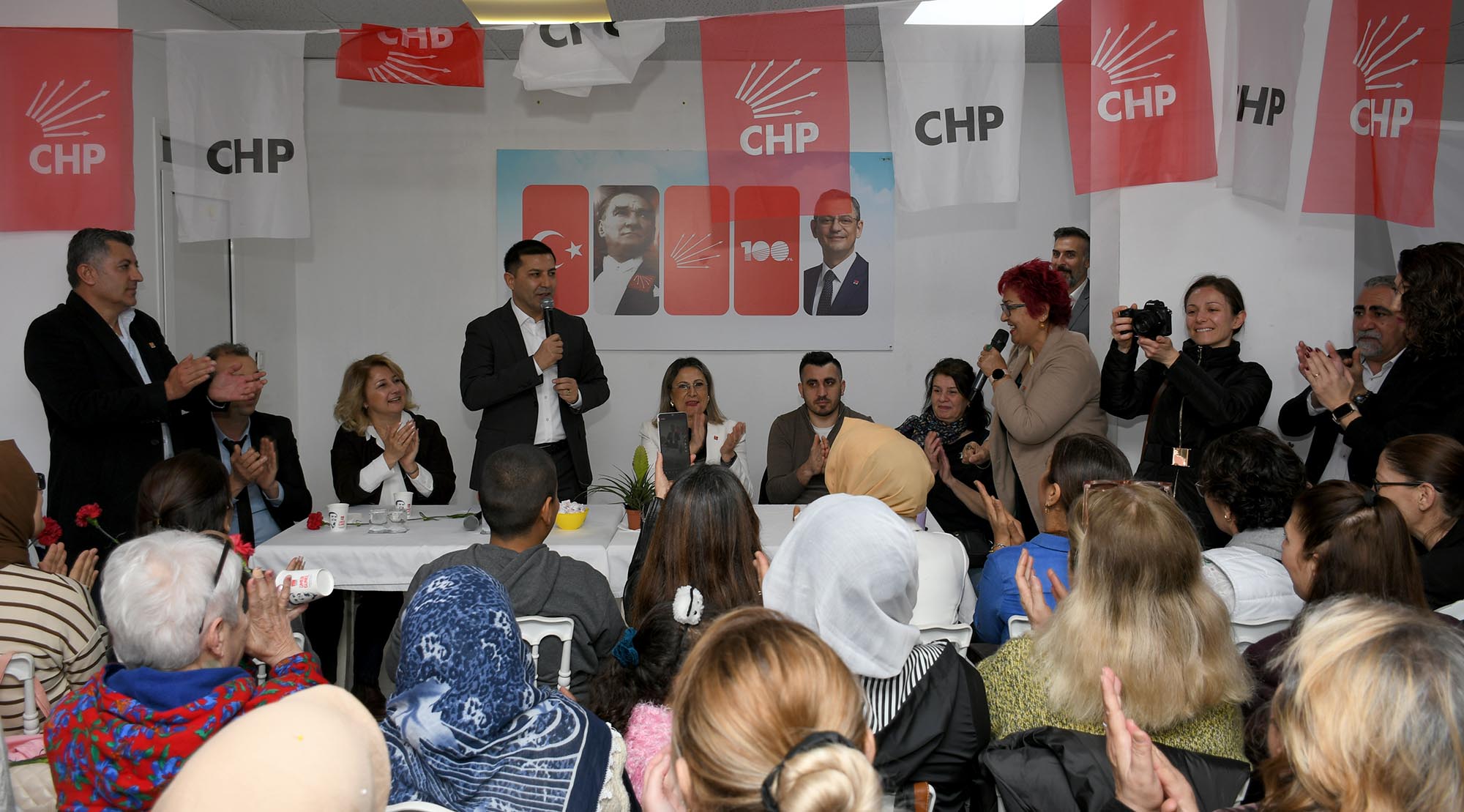 İkiçeşmelik Mahallesi sakini kadınlar Başkan Ömer Günel'i ilgiyle karşıladı