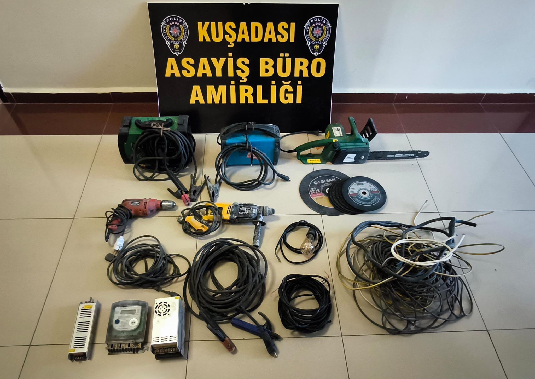 Kuşadası'nda hırsızlık yapan şüpheliler gözaltına alındı