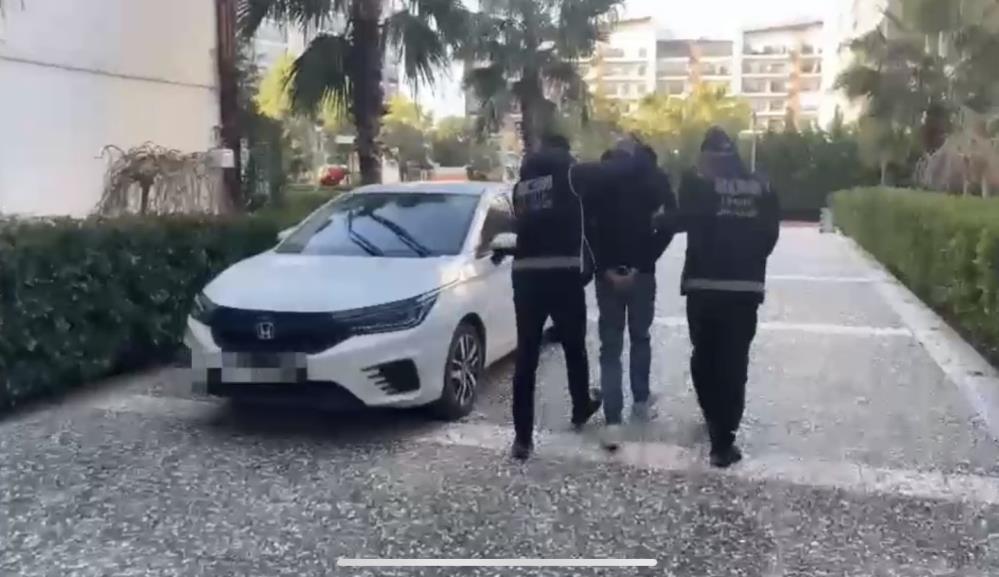 Kırmızı bültenle aranıyordu! İzmir'de yakalandı