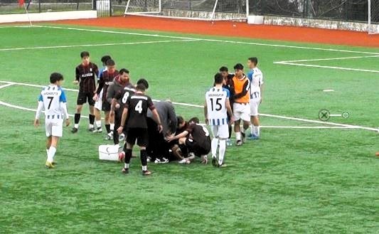 Rakibiyle çarpışan genç futbolcu bilincini kaybetti