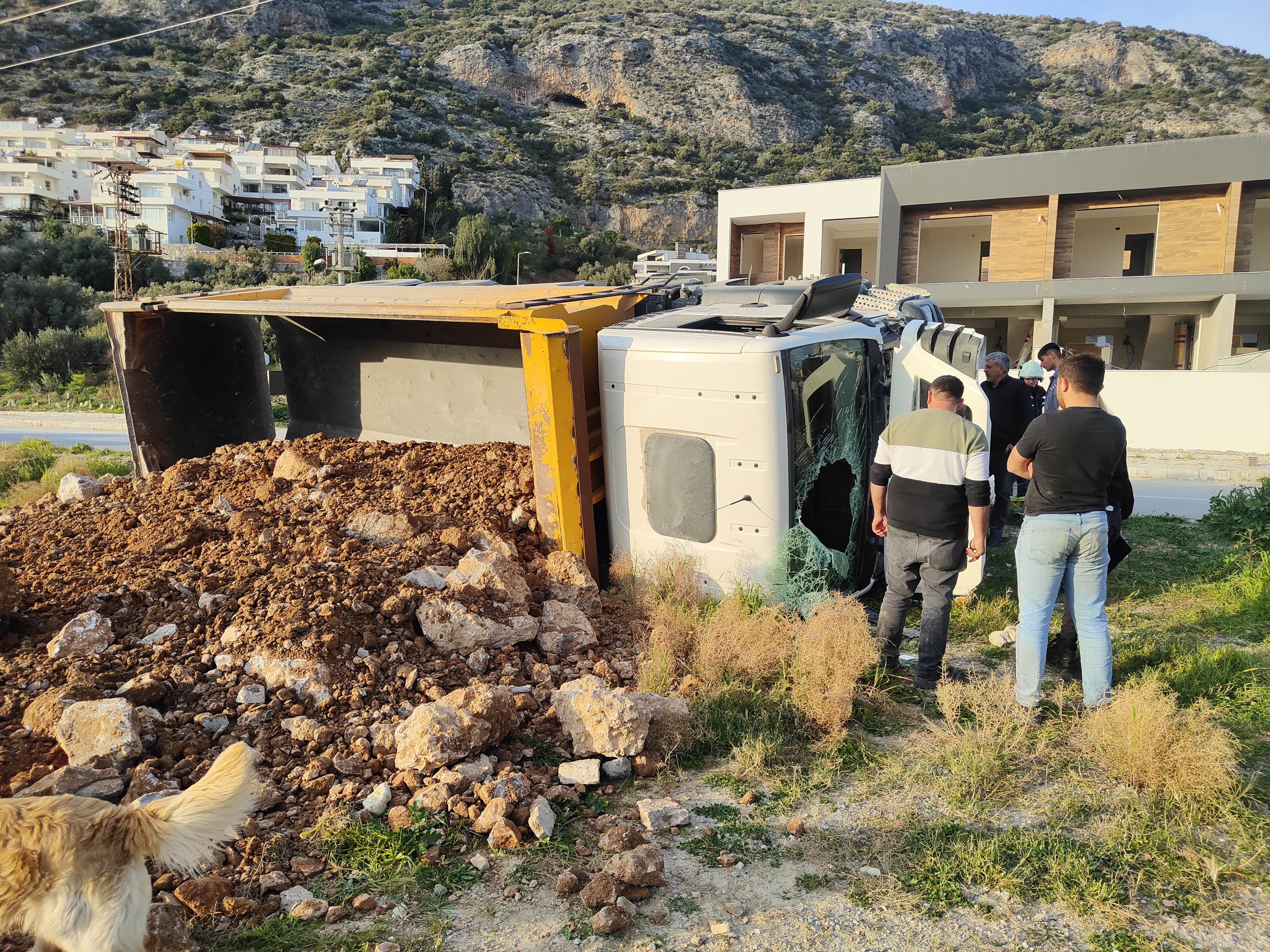 Freni boşalan hafriyat kamyonu boş araziye uçtu