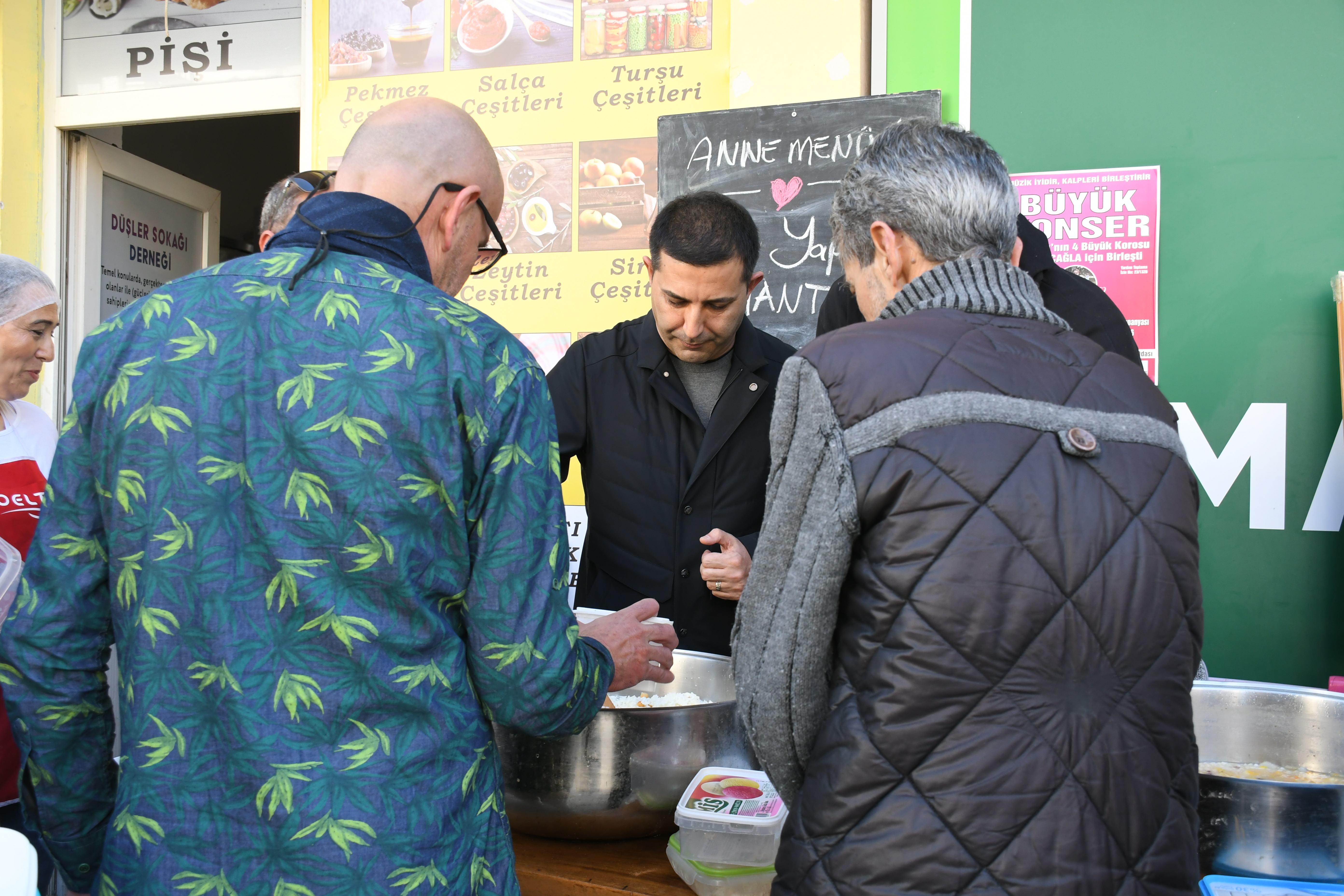 Kuşadası Belediye Başkanı Ömer Günel sosyal yardım projelerinin her zaman destekçisi!