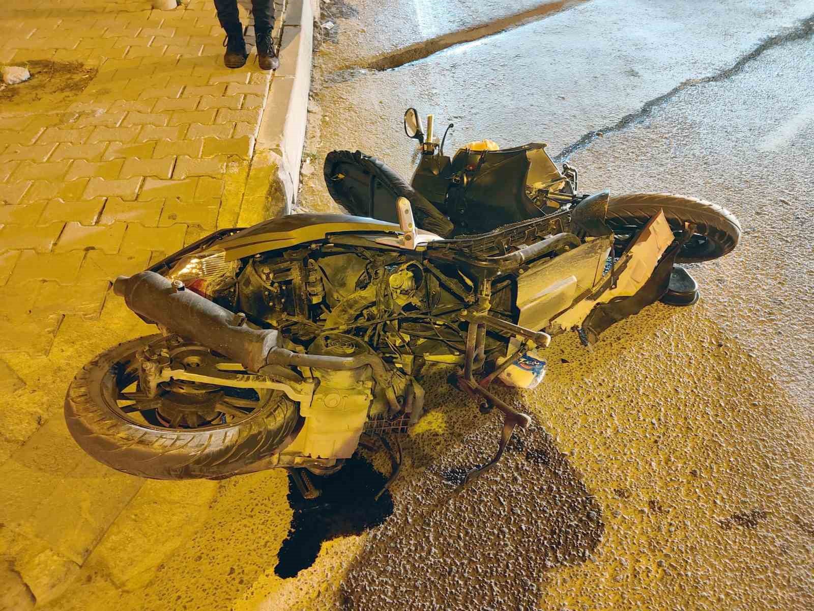 Feci kaza! Ehliyetsiz sürücü motosiklete çarptı