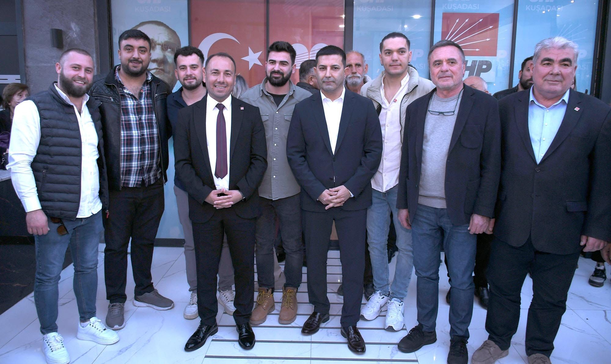 İYİ Parti’den CHP’ye geçenler rozetlerini taktı
