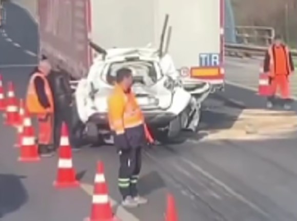 İki Tır arasında Ezilen Araçta Sürücü Hayatını kaybetti