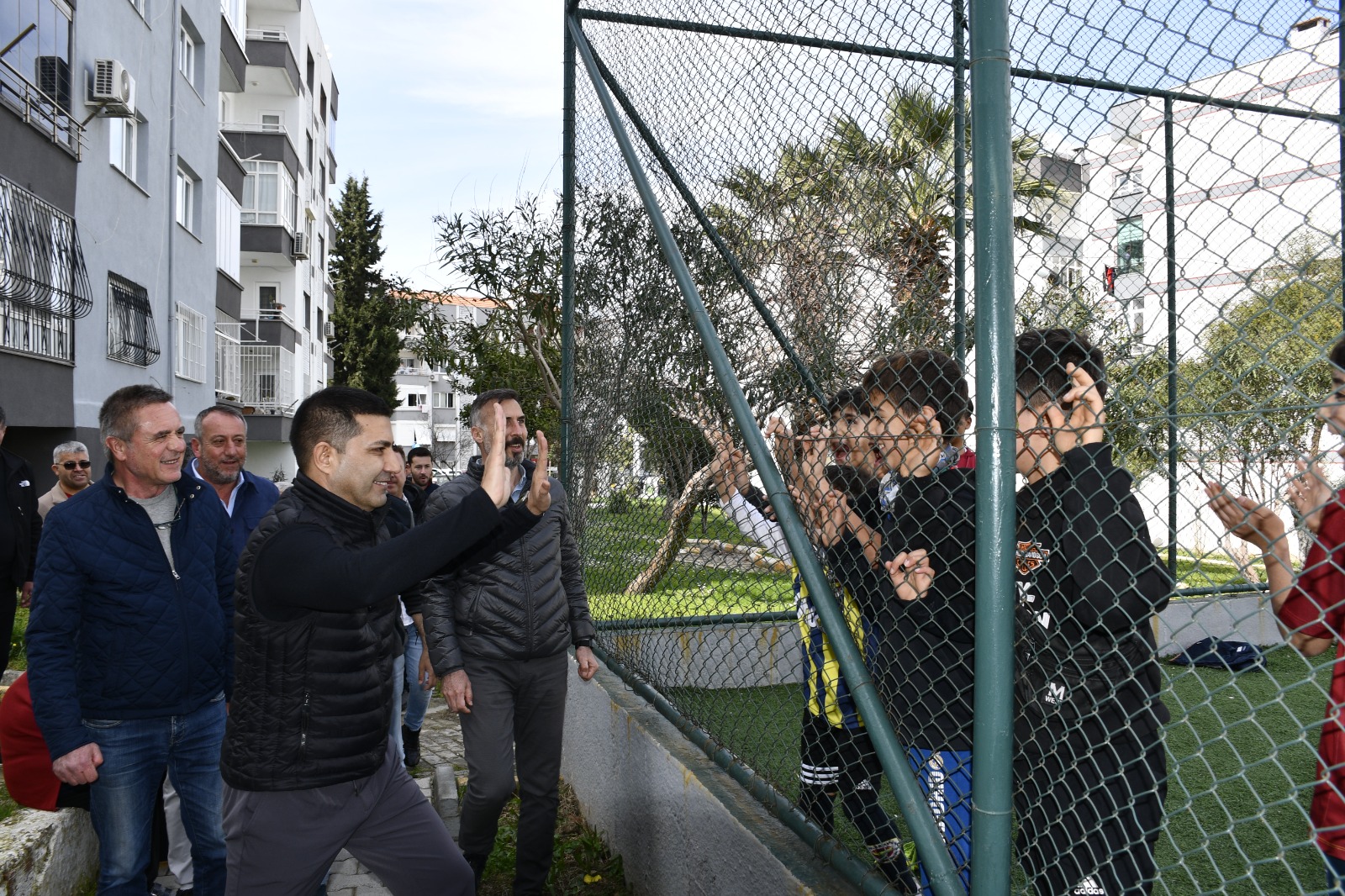 Başkan Ömer Günel, site sakinleriyle bir arada