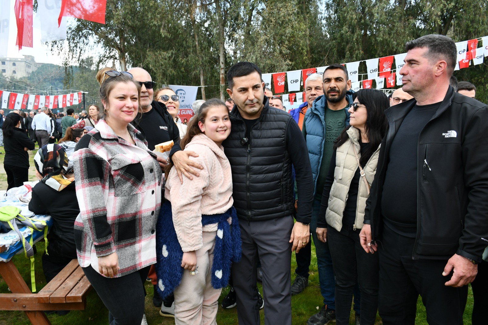 Başkan Ömer Günel, gençlerin yanında