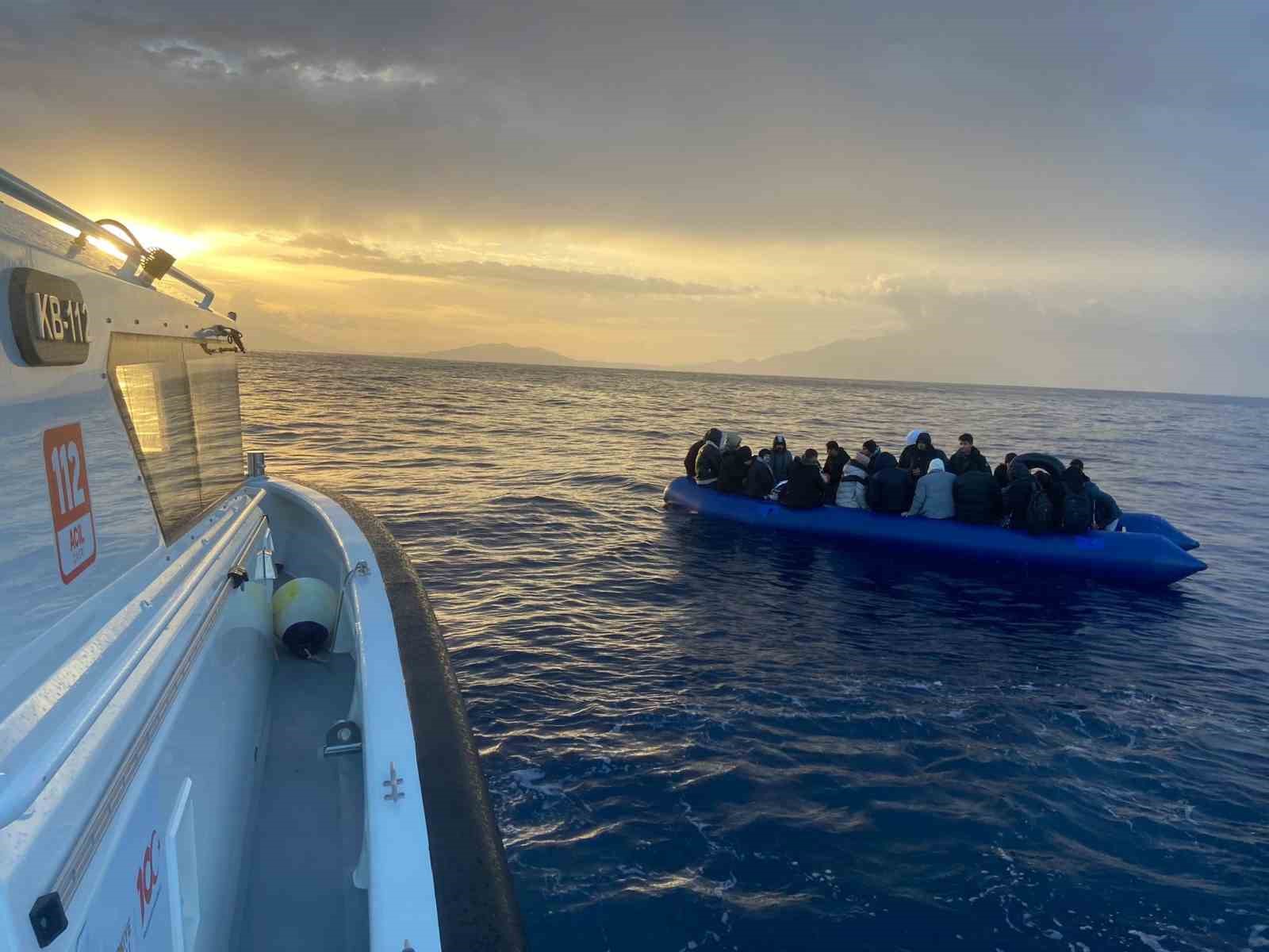 3’ü çocuk 33 düzensiz göçmen kurtarıldı
