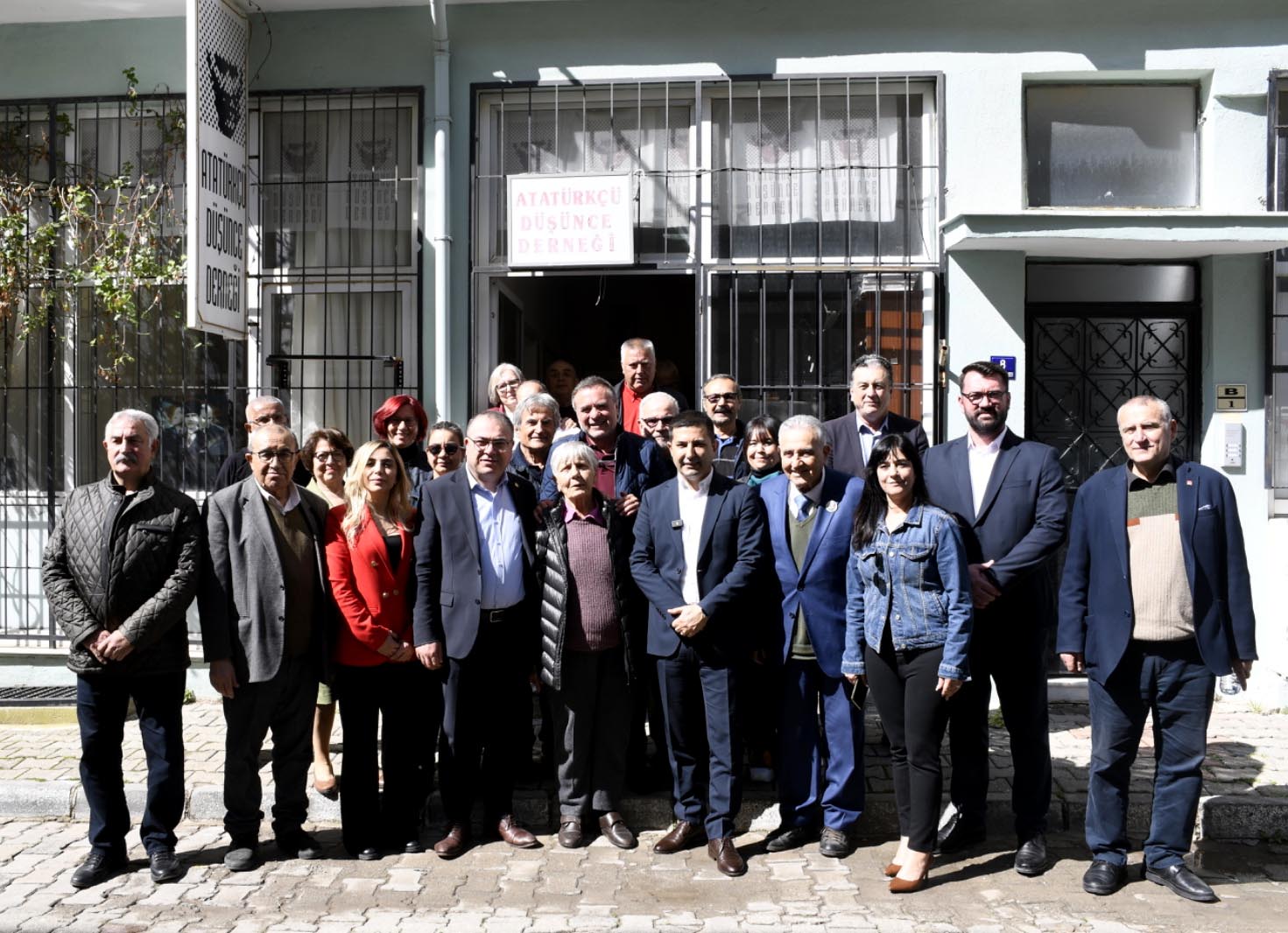 Davutlar ve Güzelçamlı mahalle sakinleri Başkan Ömer Günel'i kucakladı