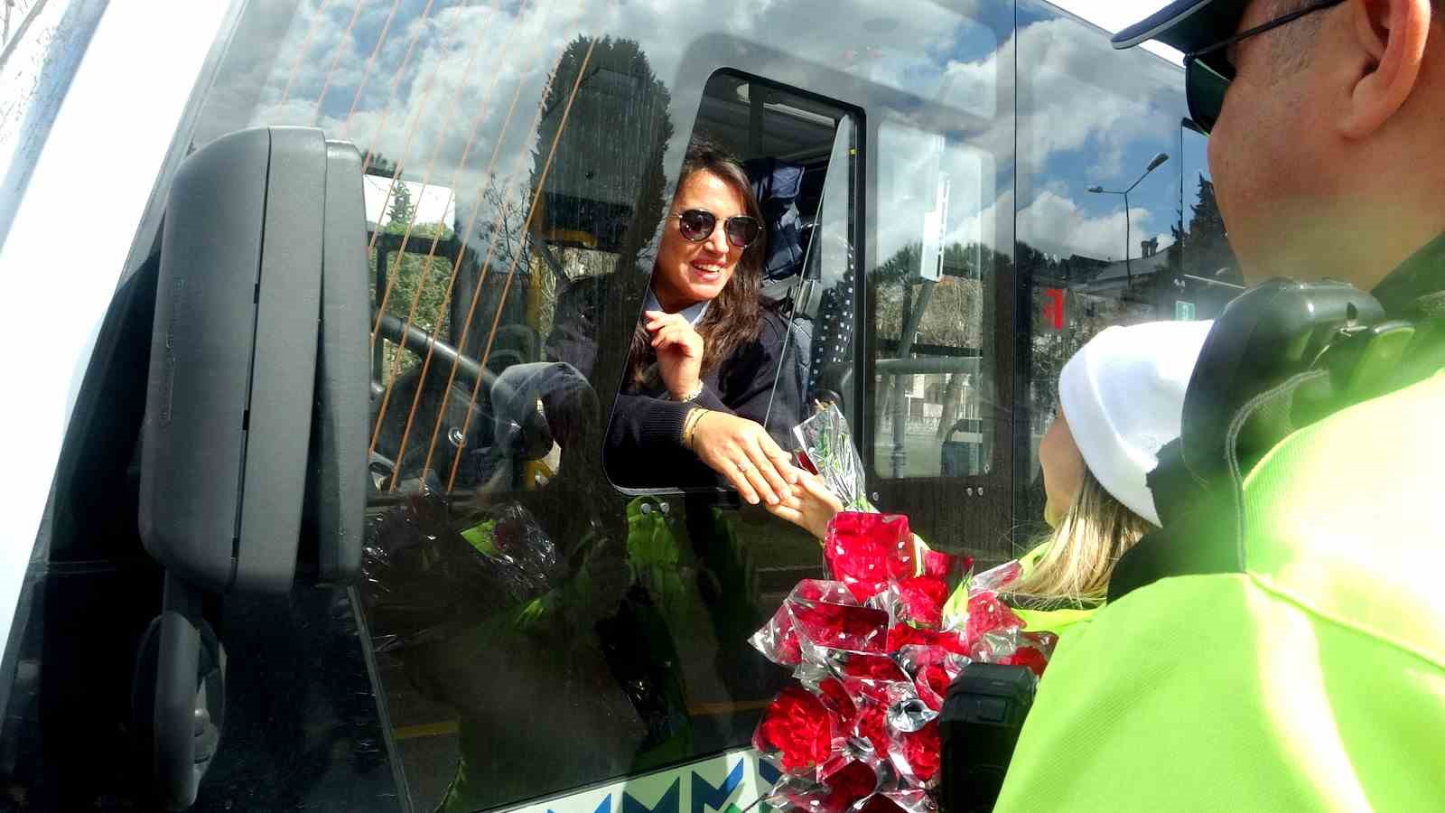 Muğla trafik ekiplerinden kadın sürücülere jest