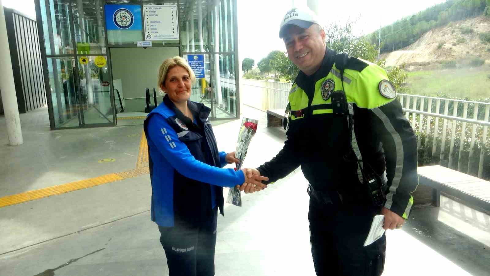 Muğla trafik ekiplerinden kadın sürücülere jest