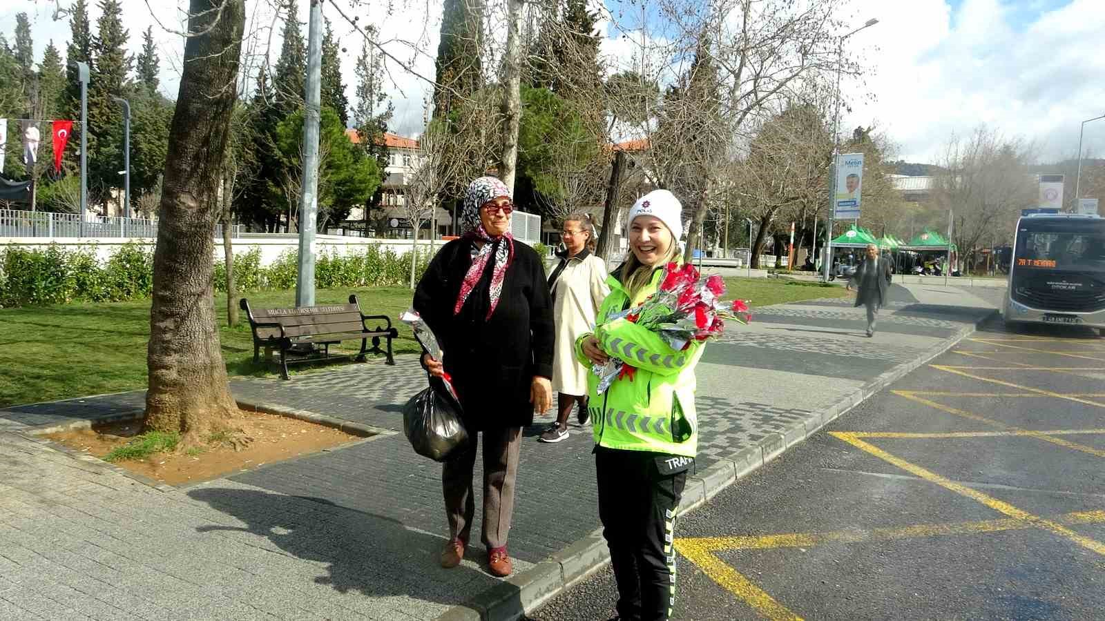 Muğla trafik ekiplerinden kadın sürücülere jest
