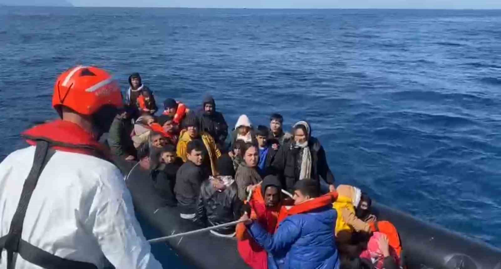 Kuşadası'nda 20 düzensiz göçmen kurtarıldı