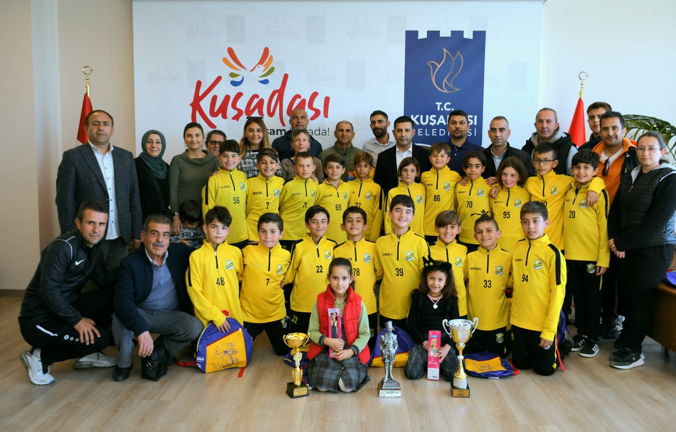 Güvercinada Spor Kulübü'nün küçük futbolcuları, Başkan Ömer Günel'i ziyaret etti