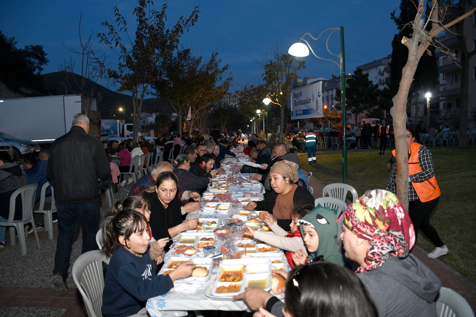 Kuşadası Belediyesi Ramazan ayının ilk iftar yemeğini düzenledi