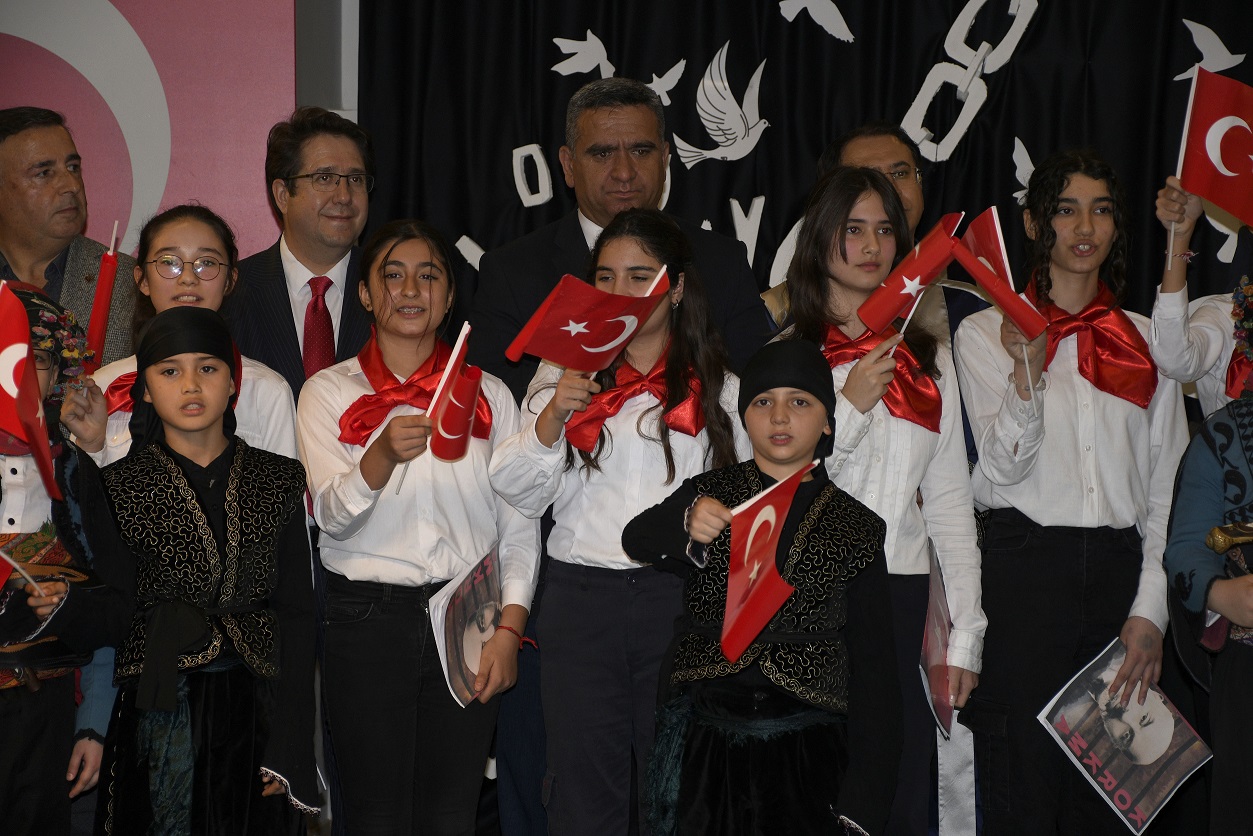 KUŞADASI’NDA İSTİKLAL MARŞI’NIN KABULÜNÜN 103. YIL DÖNÜMÜ KUTLANDI