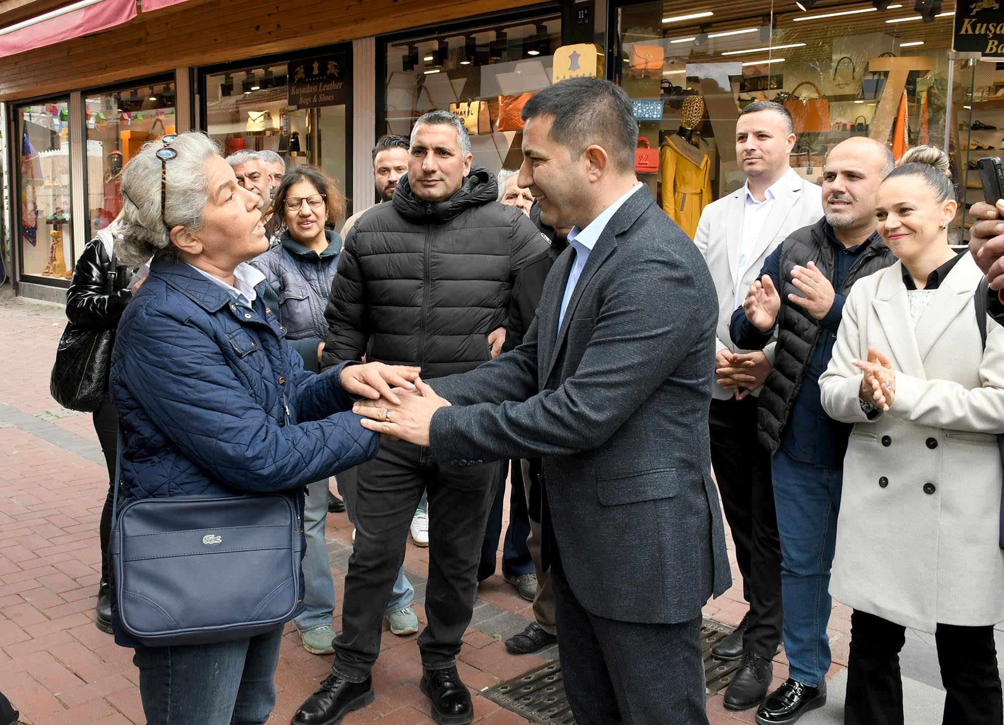 Başkan Ömer Günel turistik çarşı esnafıyla bir arada