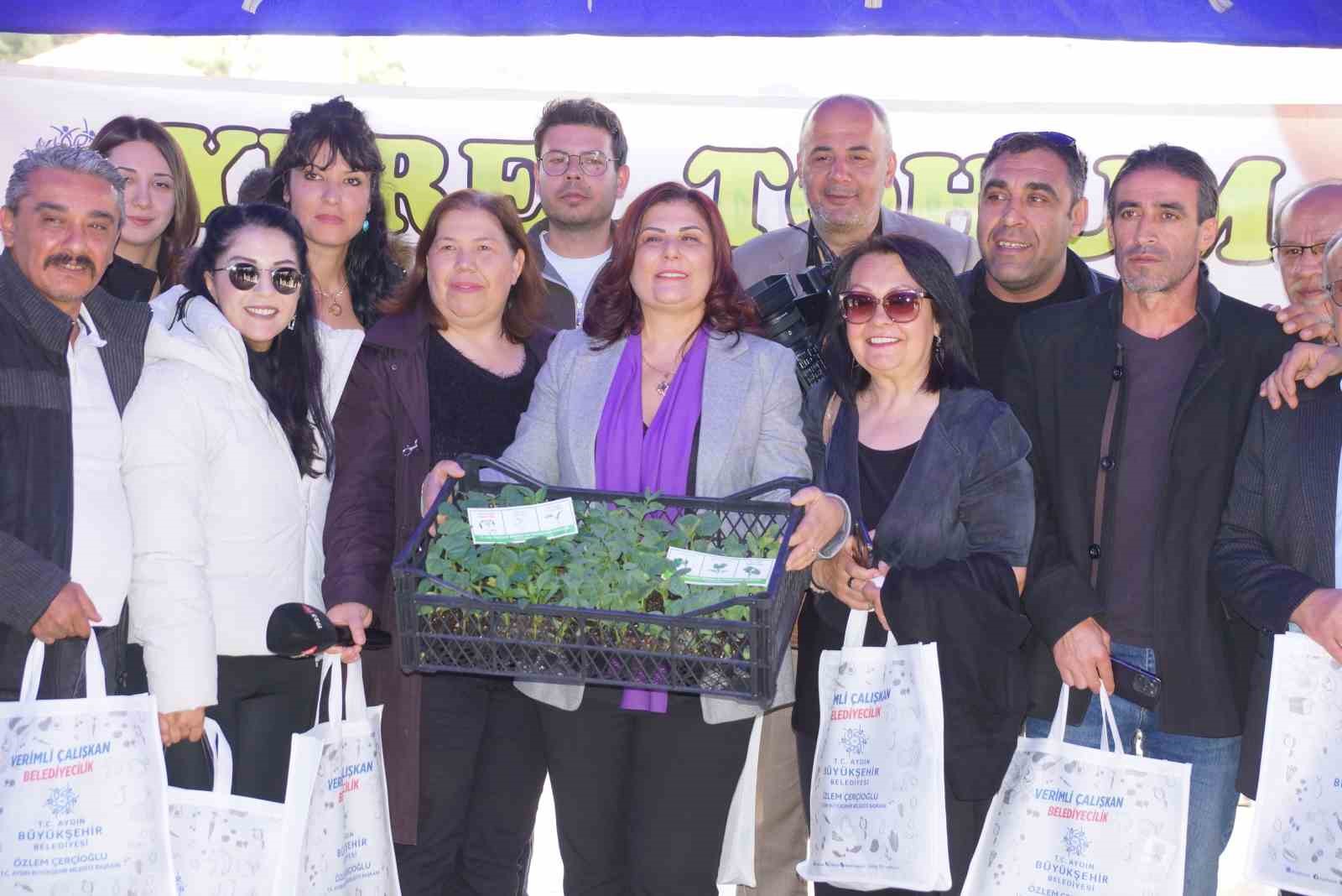 Aydınlılar ata tohumu fidelerini Başkan Çerçioğlu’nun elinden aldı