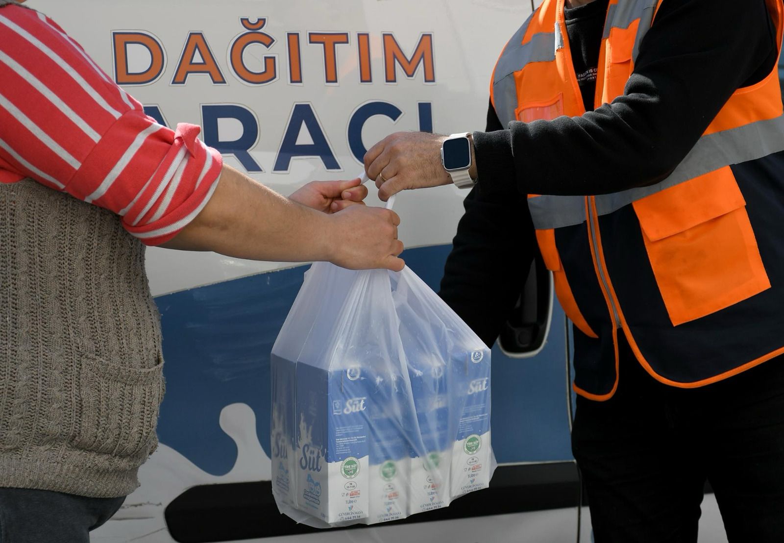 Kuşadası Belediyesi’nden çocuklara binlerce litre süt yardımı