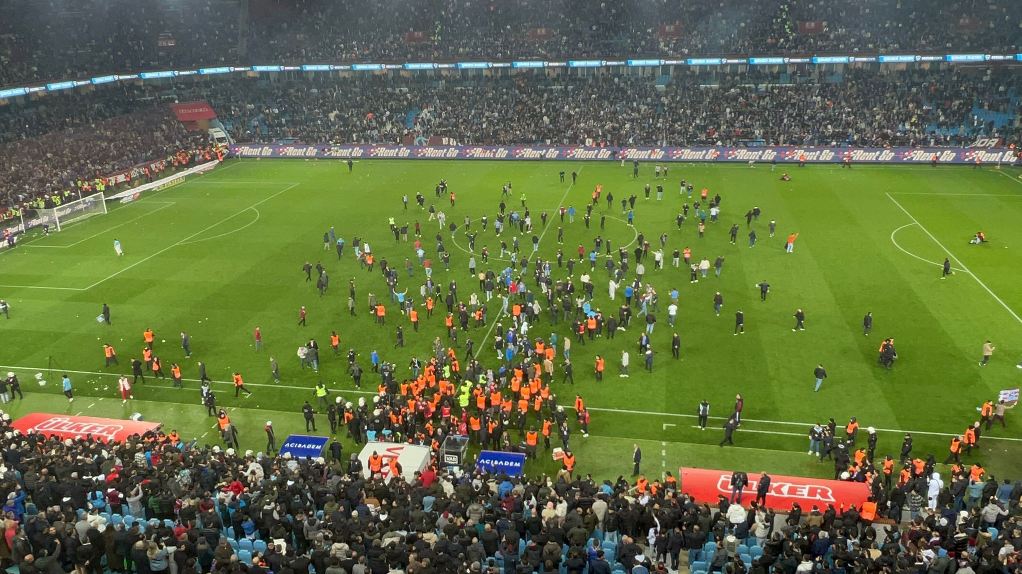 Maç sonu saha karıştı