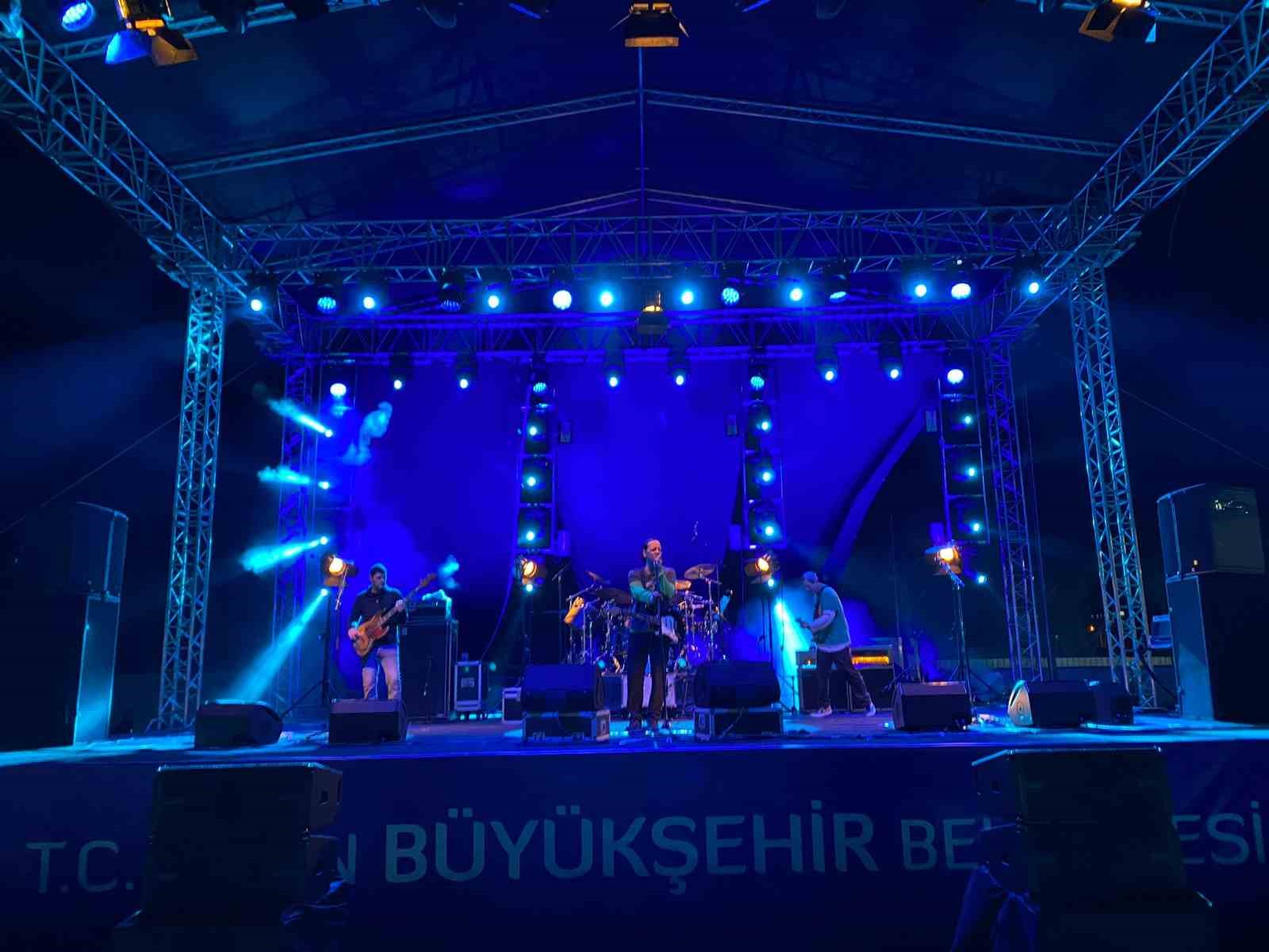 Söke'de yeni otogarın açılışı “Duman” konseri ile düzenlendi