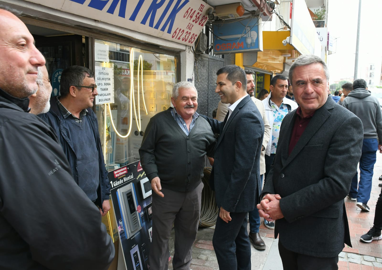 Kuşadası esnafının yüzü Başkan Ömer Günel ile gülüyor