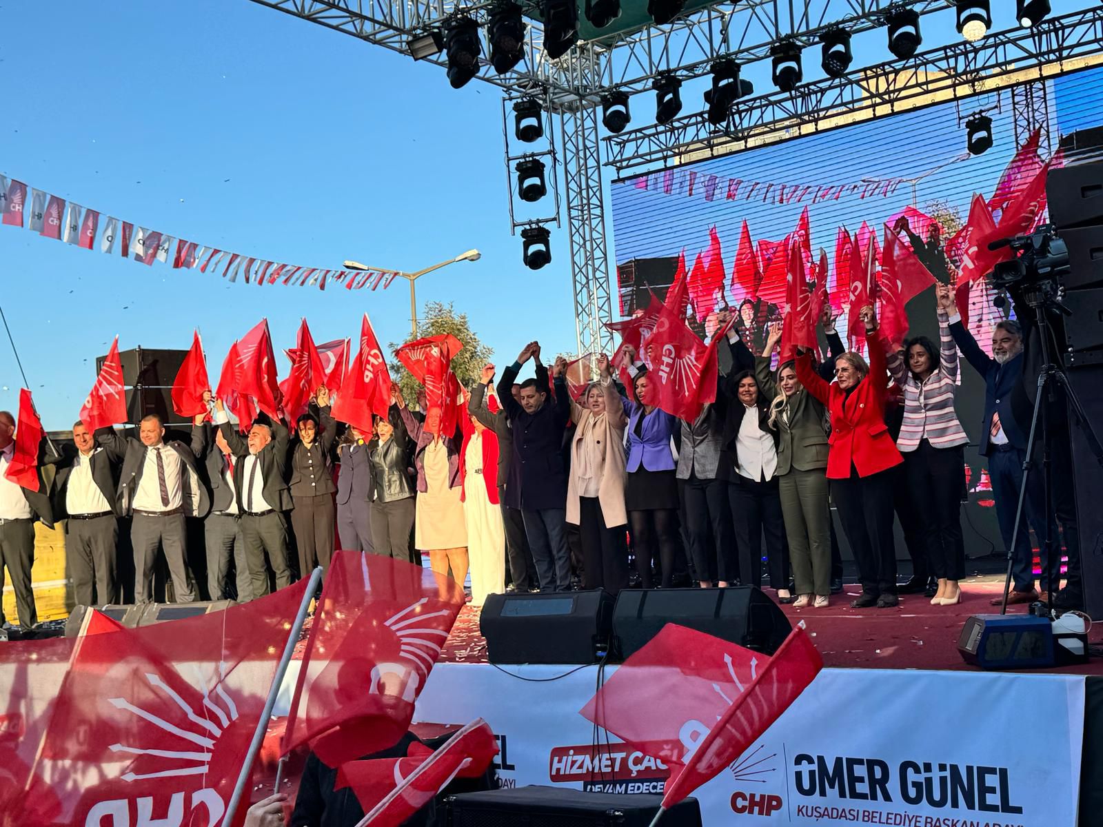 Ömer Günel sevgisi meydanlara sığmadı