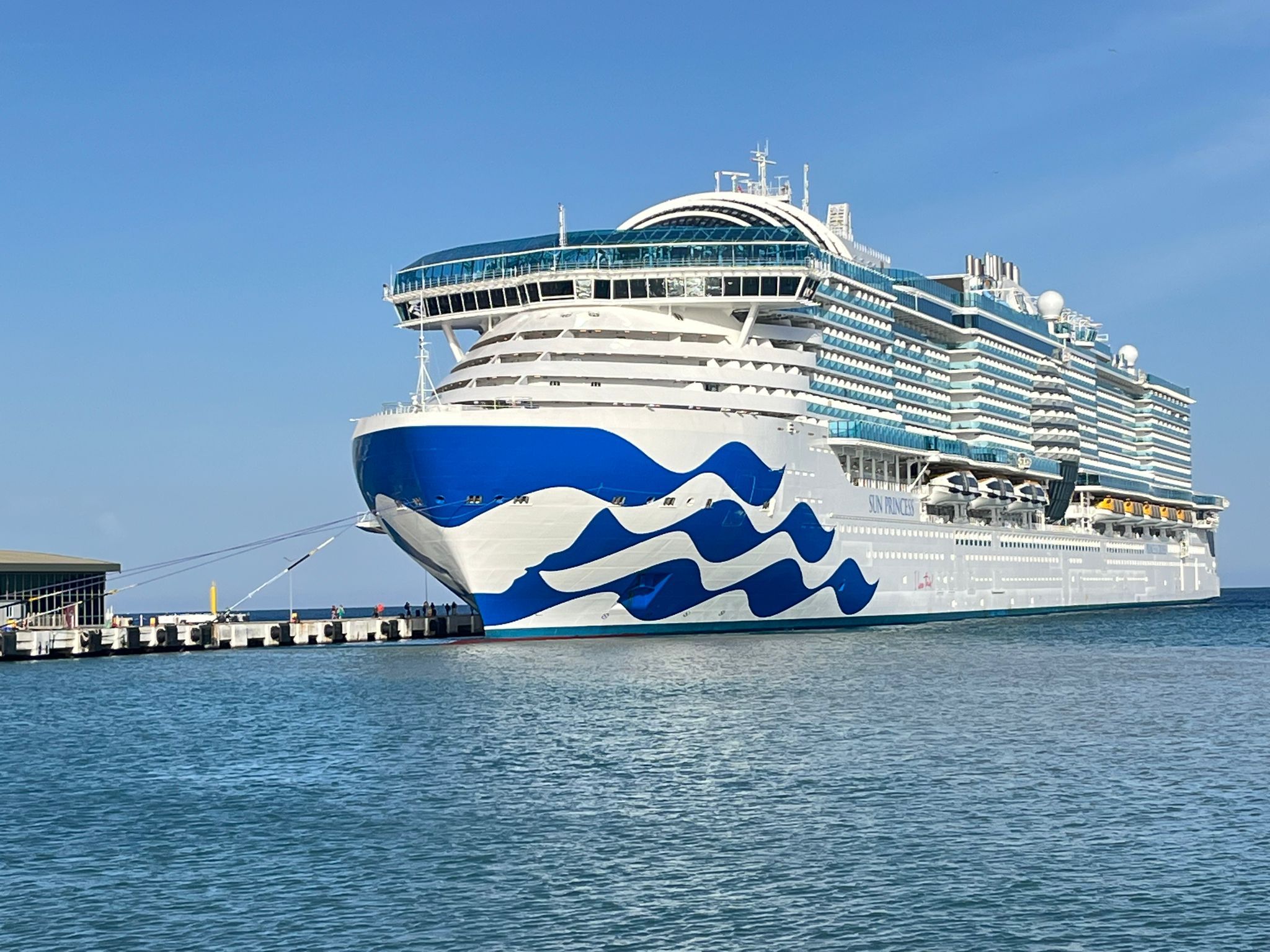 Lüks kruvaziyer gemisi Kuşadası'na yanaştı