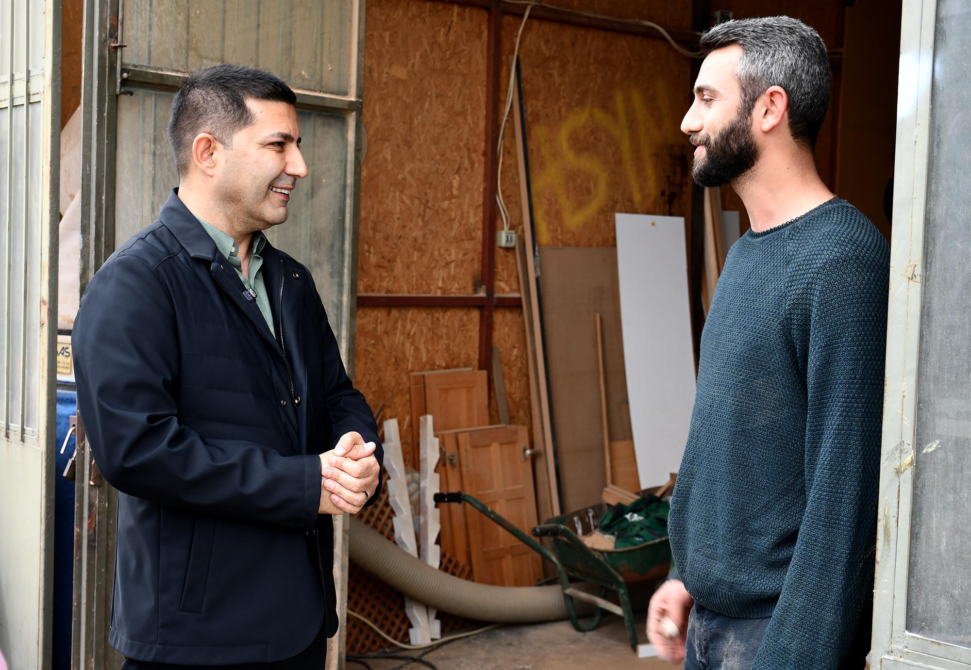 Davutlar Sanayi Sitesi esnafı Başkan Ömer Günel'in yanında