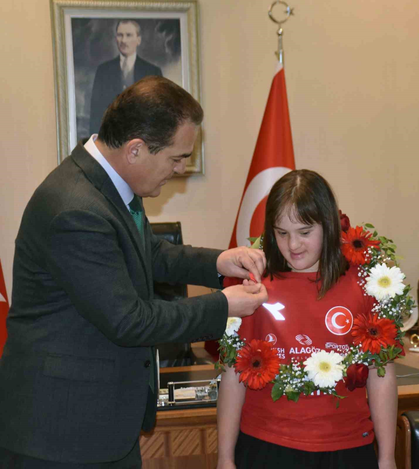 Dünya ikincisi ve üçüncüsü milli yüzücü Oral’a özel karşılama