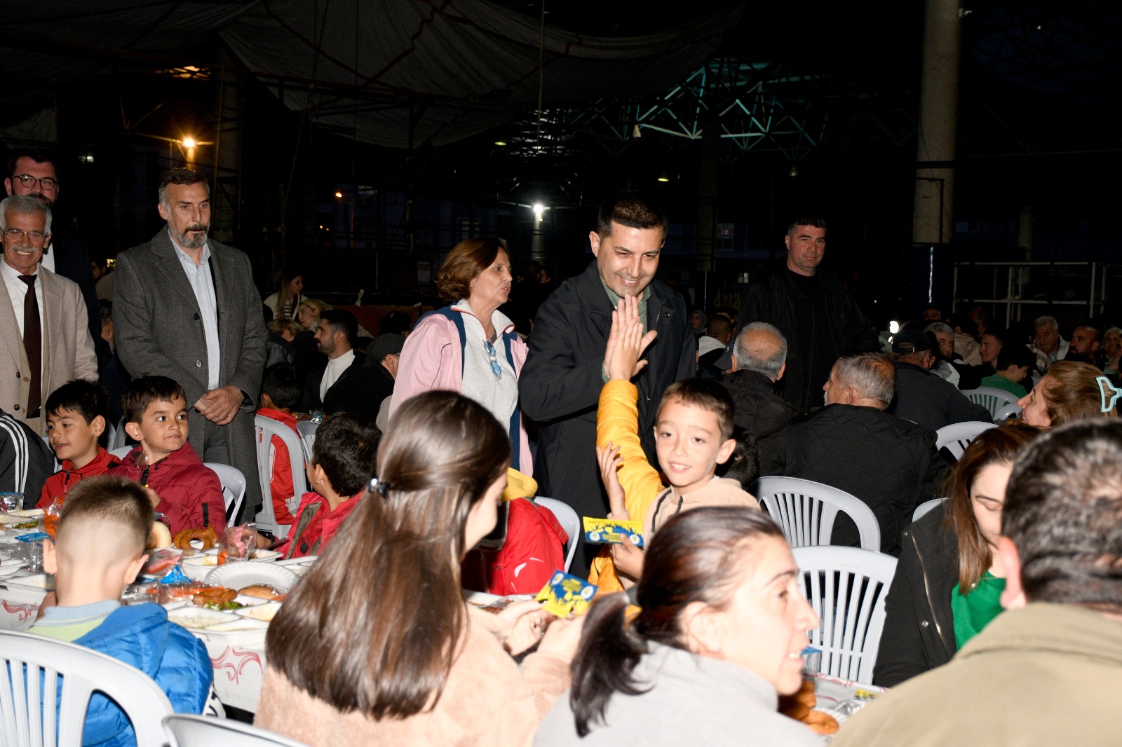 Başkan Ömer Günel, Davutlar sakinleriyle bir arada