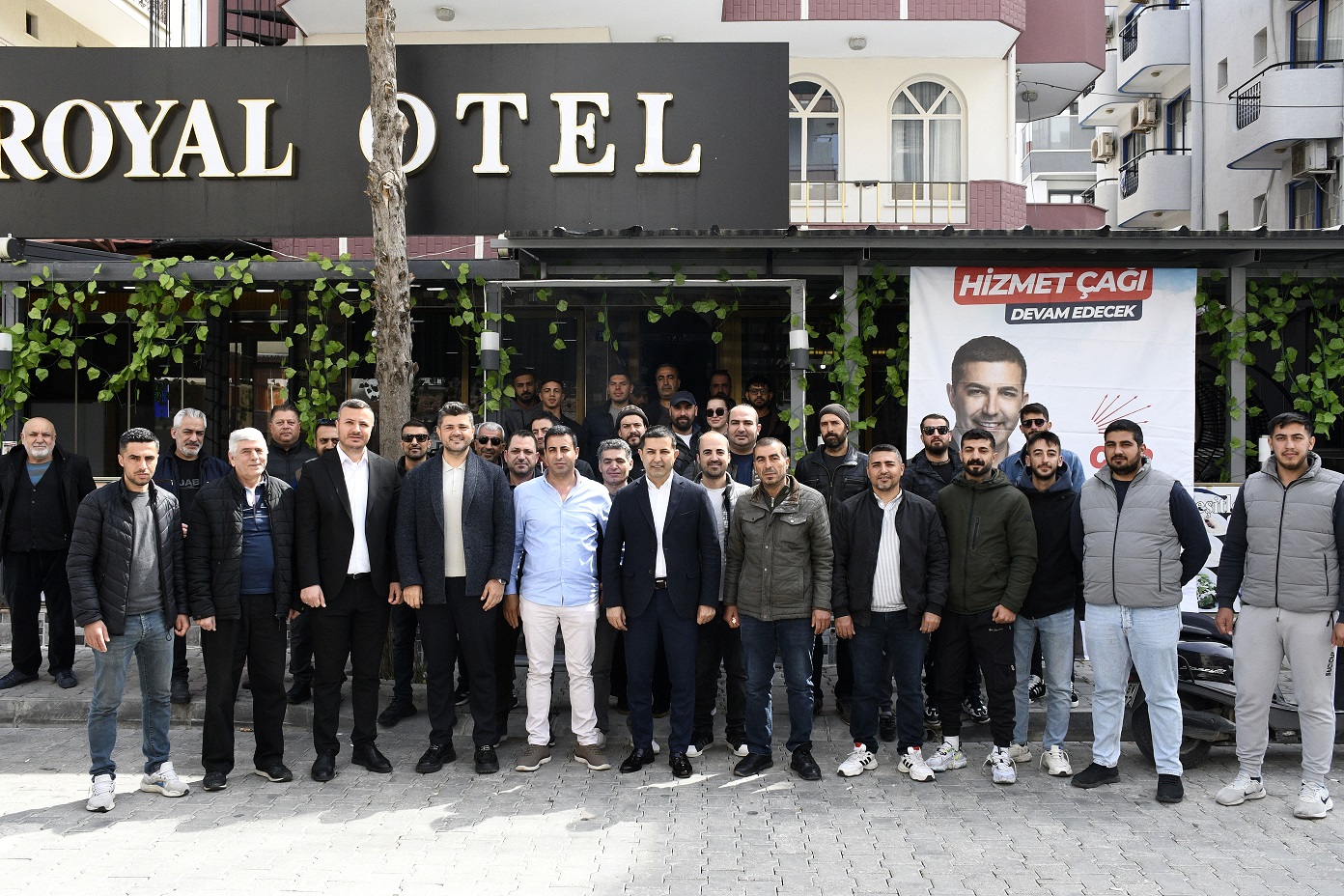 Başkan Ömer Günel, Hacıfeyzullah Mahallesi sakinleriyle bir arada