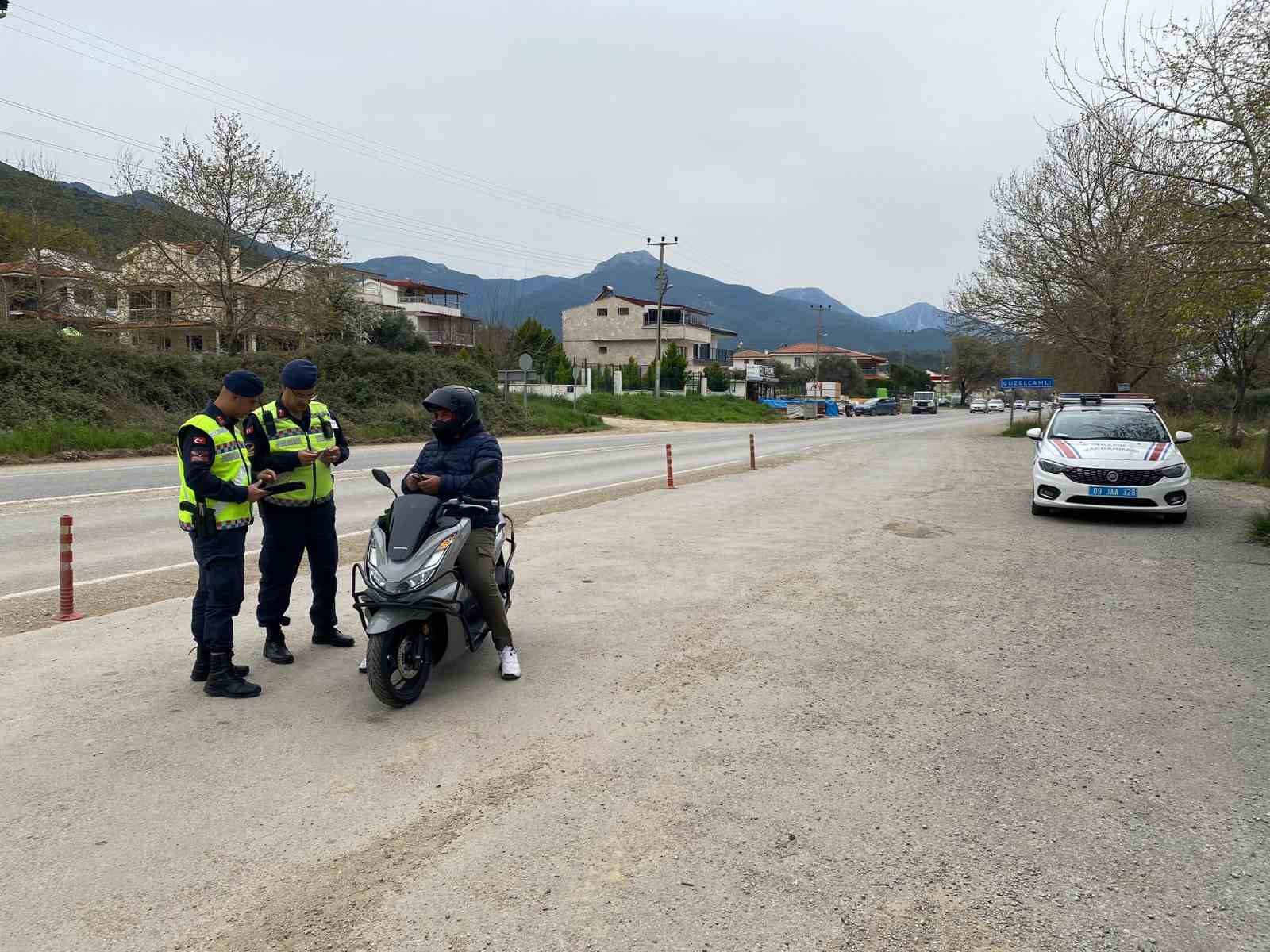 Jandarma sürücüleri hem denetledi hem bilgilendirdi
