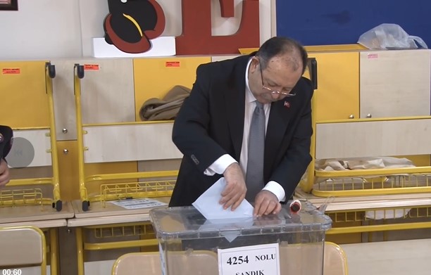 YSK Başkanı Yener oyunu kullandı