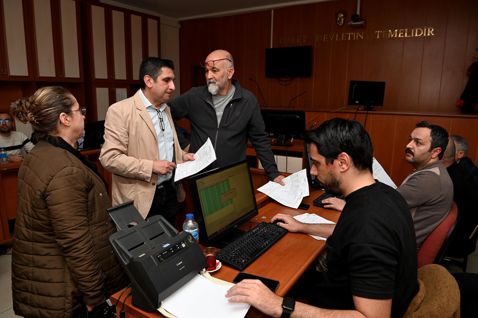 Kuşadası’nda sayılan oyların İlçe Seçim Kurulu’na getirilmesi devam ediyor