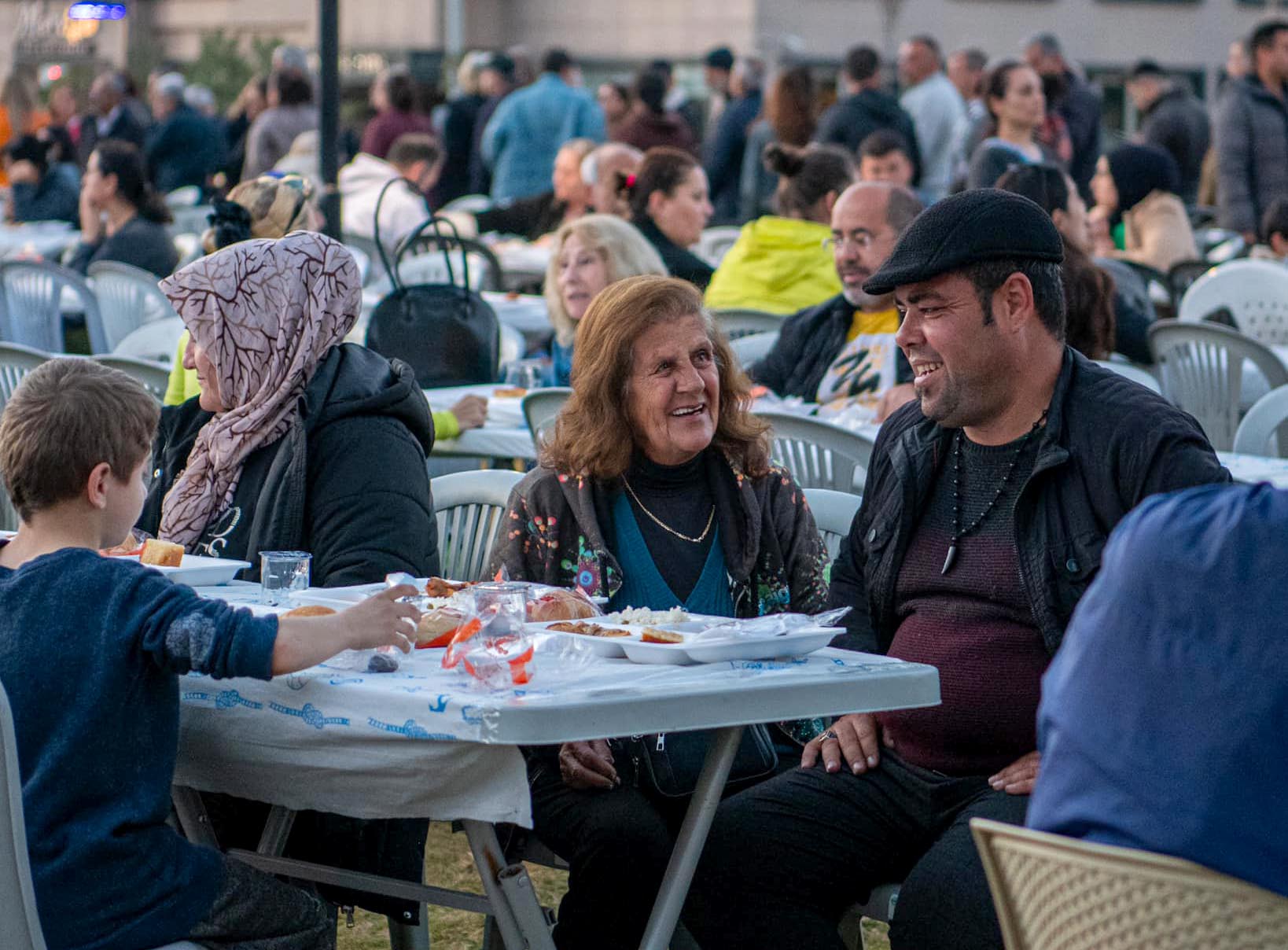 Kuşadası'nda Ramazan yardımları sürüyor