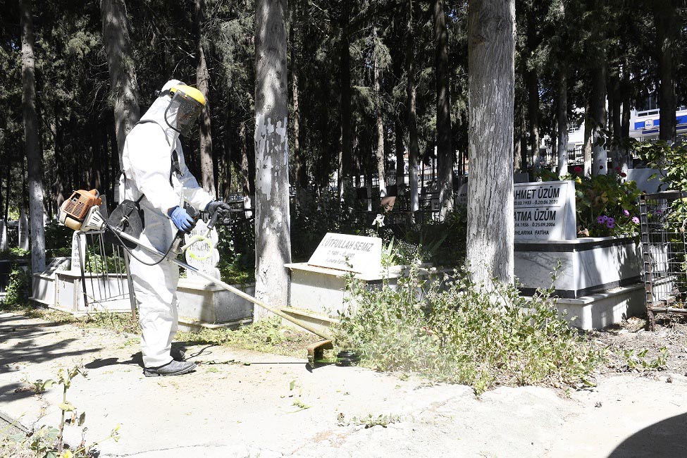 Kuşadası'nda mezarlıklar bayram ziyaretlerine hazır
