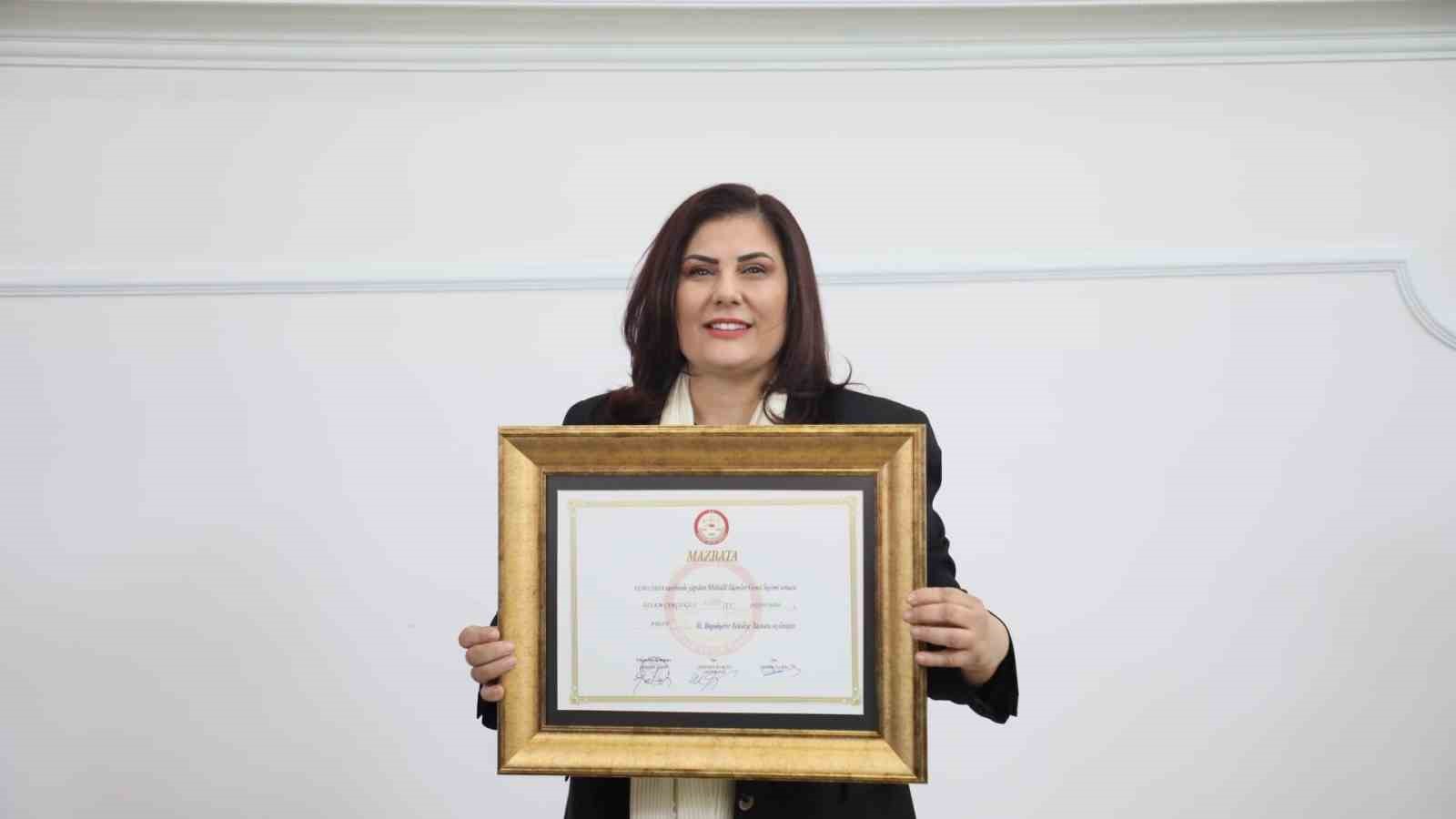 Başkan Özlem Çerçioğlu mazbatasını aldı