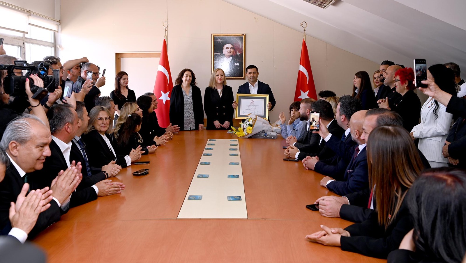 Kuşadası Belediye Başkanı Ömer Günel mazbatasını aldı