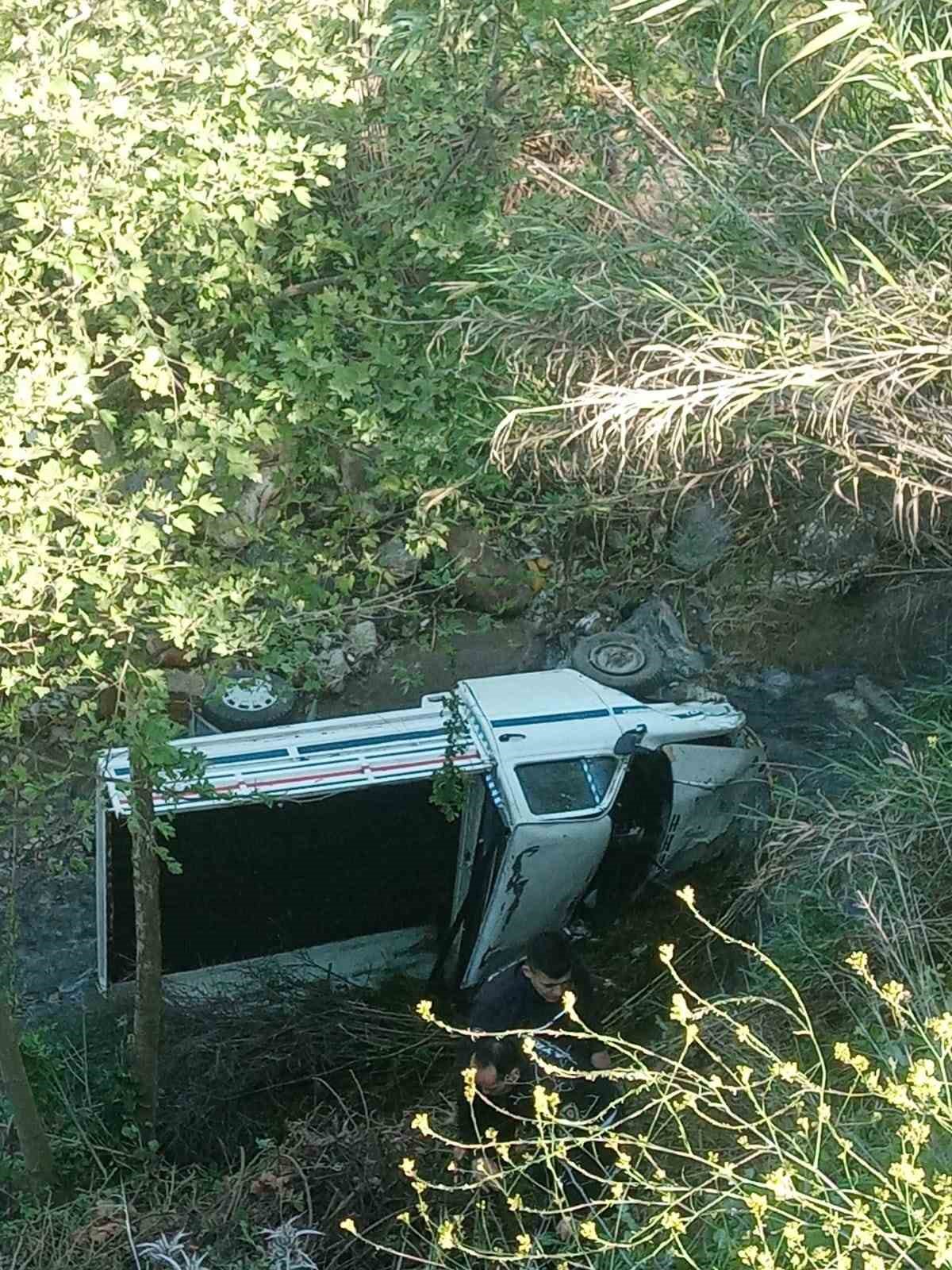 Kamyonet dereye uçtu: 2 yaralı