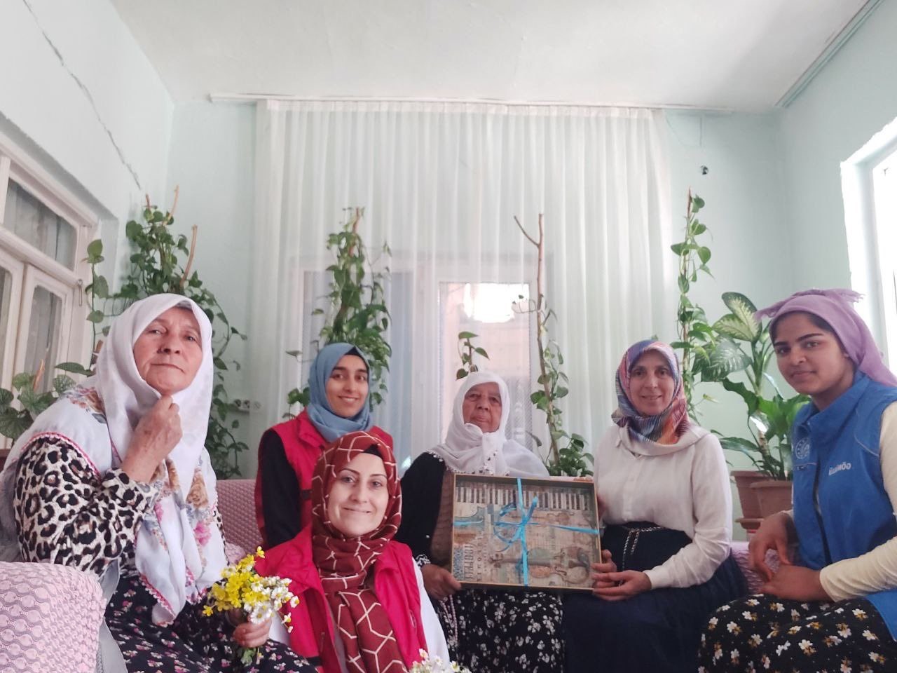 Gönüllü gençler yaşlıları unutmadı