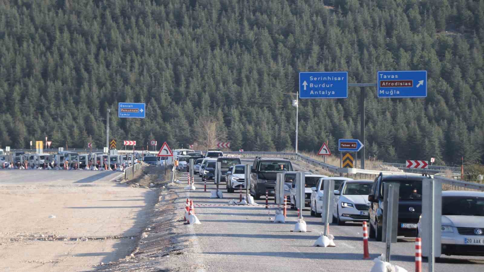 Tatilin son günü trafikte uzun kuyruklar oluştu