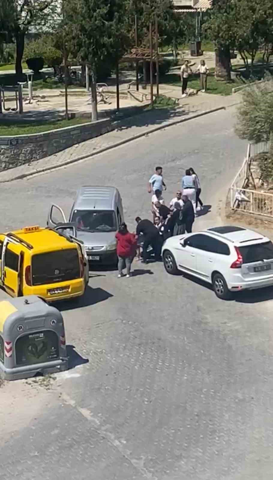 Kuşadası’nda bayramlaşmaya giden iki grup arasında yol kavgası çıktı