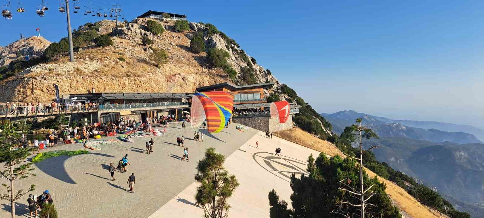 Gözde yamaç paraşütü merkezine turistler yoğun ilgi gösterdi