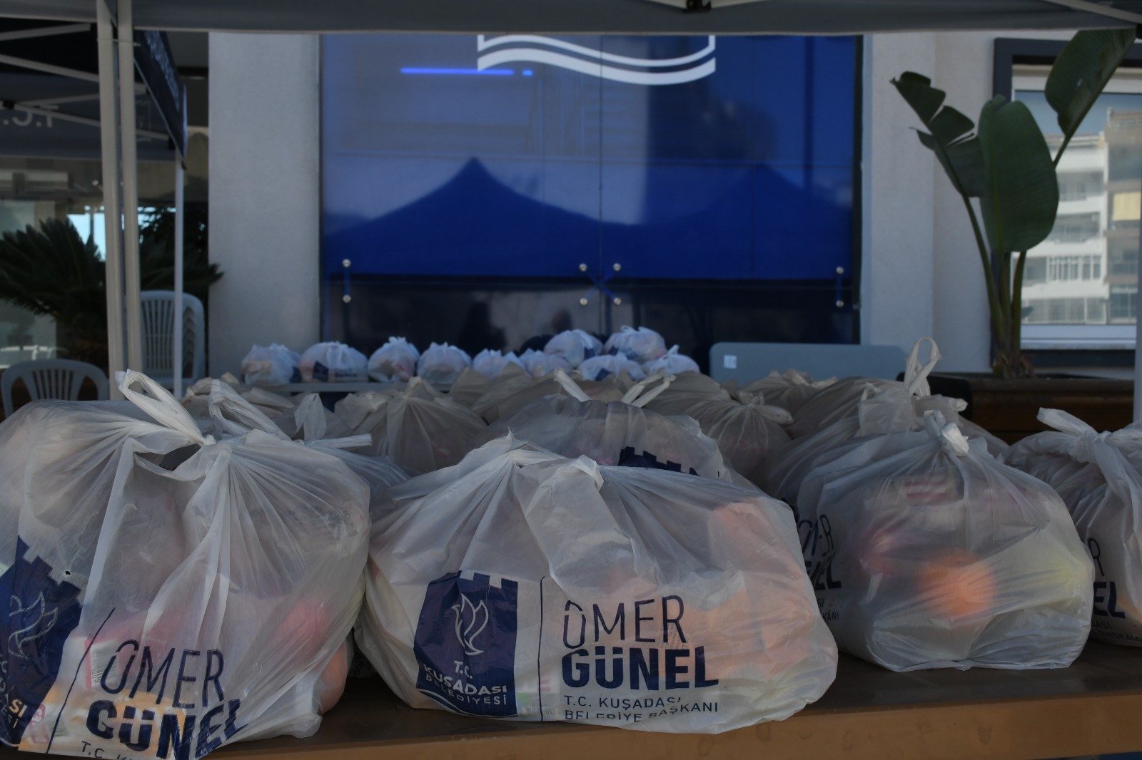 Kuşadası Belediyesi, sosyal yardımları ile örnek olmaya devam ediyor