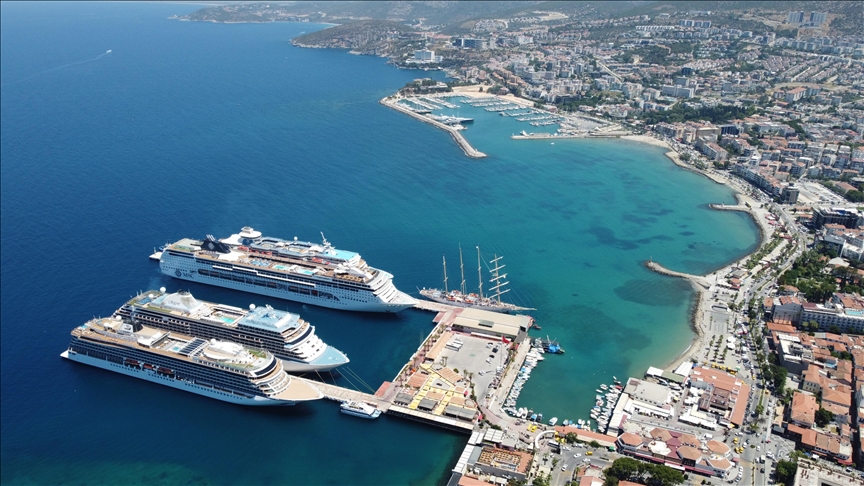 Kuşadası Limanı'na kruvaziyer akını!