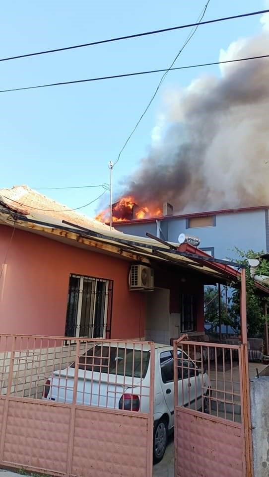 Denizli'de çatı katında çıkan yangın panik yarattı