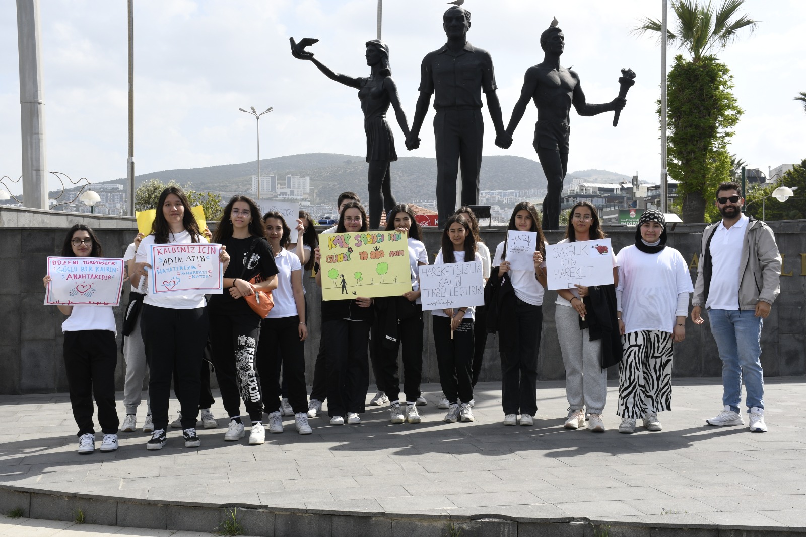 Kuşadalı öğrencilerden anlamlı yürüyüş